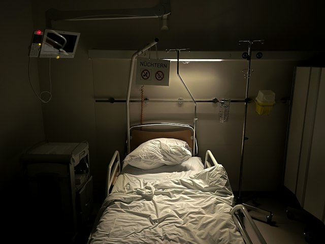 Hospital room with a bed and a patient monitor
